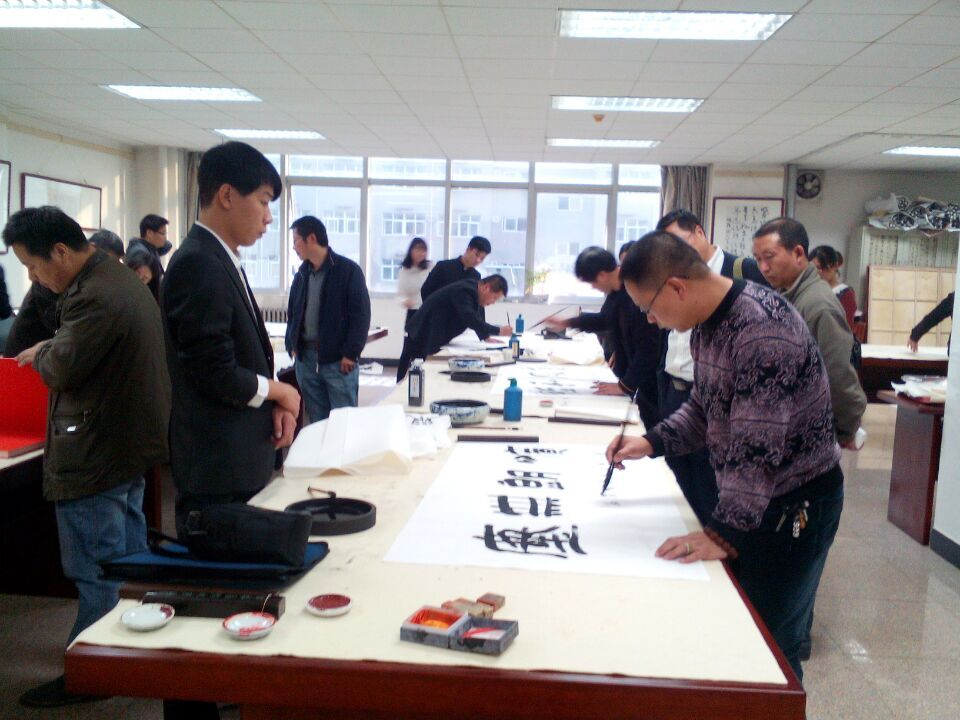 墨香沁校園，藝韻潤心田——我校舉行“書法藝術進校園”座談會暨“特聘書法家”授聘儀式